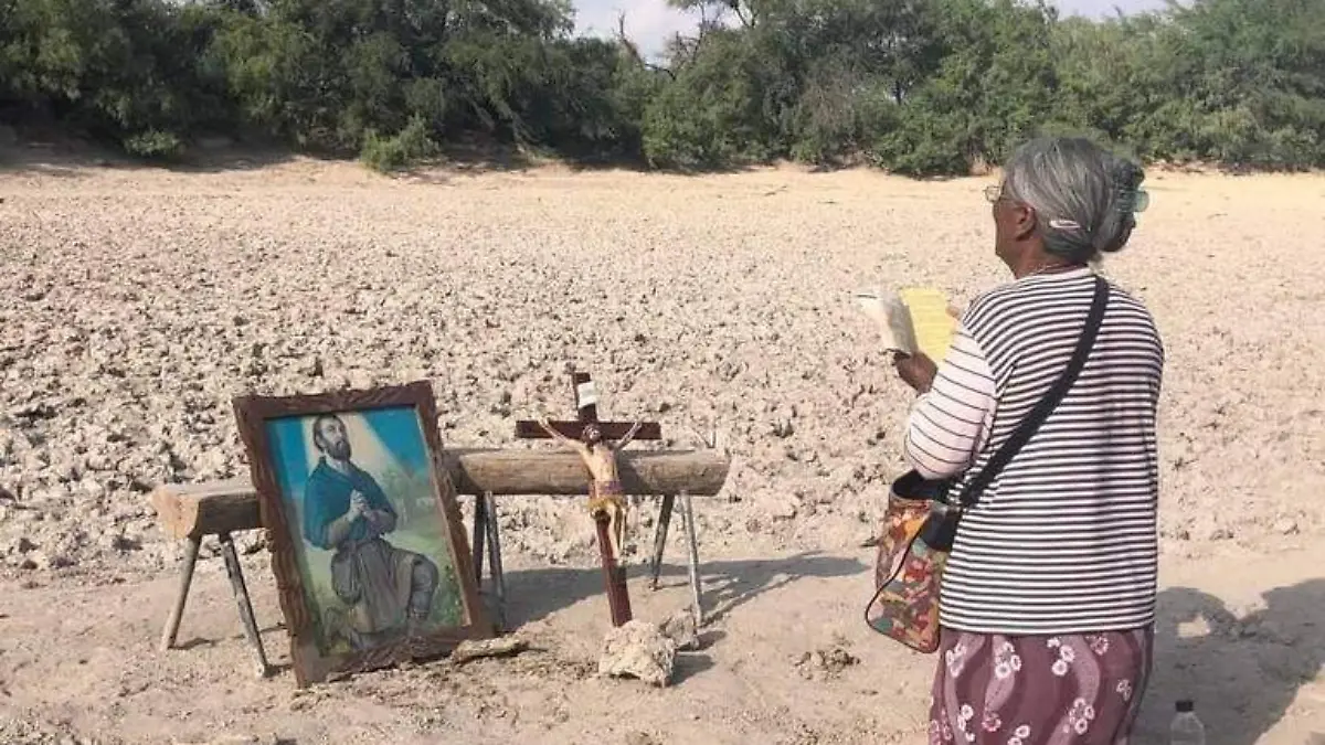 Mujer reza para que llueva ¡y cae el diluvio!